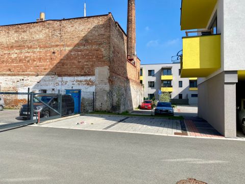 pronájem parkovacího stání o velikosti 16 m² - ul. Bratranců Veverkových, Pardubice