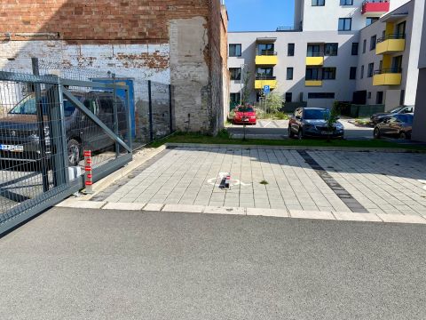 pronájem parkovacího stání o velikosti 16 m² - ul. Bratranců Veverkových, Pardubice