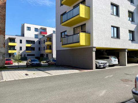 pronájem parkovacího stání o velikosti 16 m² - ul. Bratranců Veverkových, Pardubice